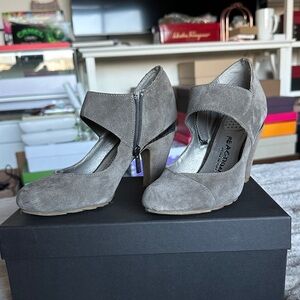 Kenneth Cole Reaction Women's Taupe Suede Heels